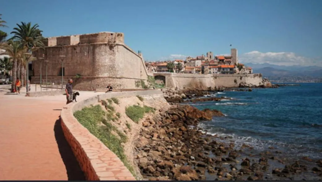 Vue Mer Et Remparts. Entre Vieille Ville Et Plages Antibes 0*,