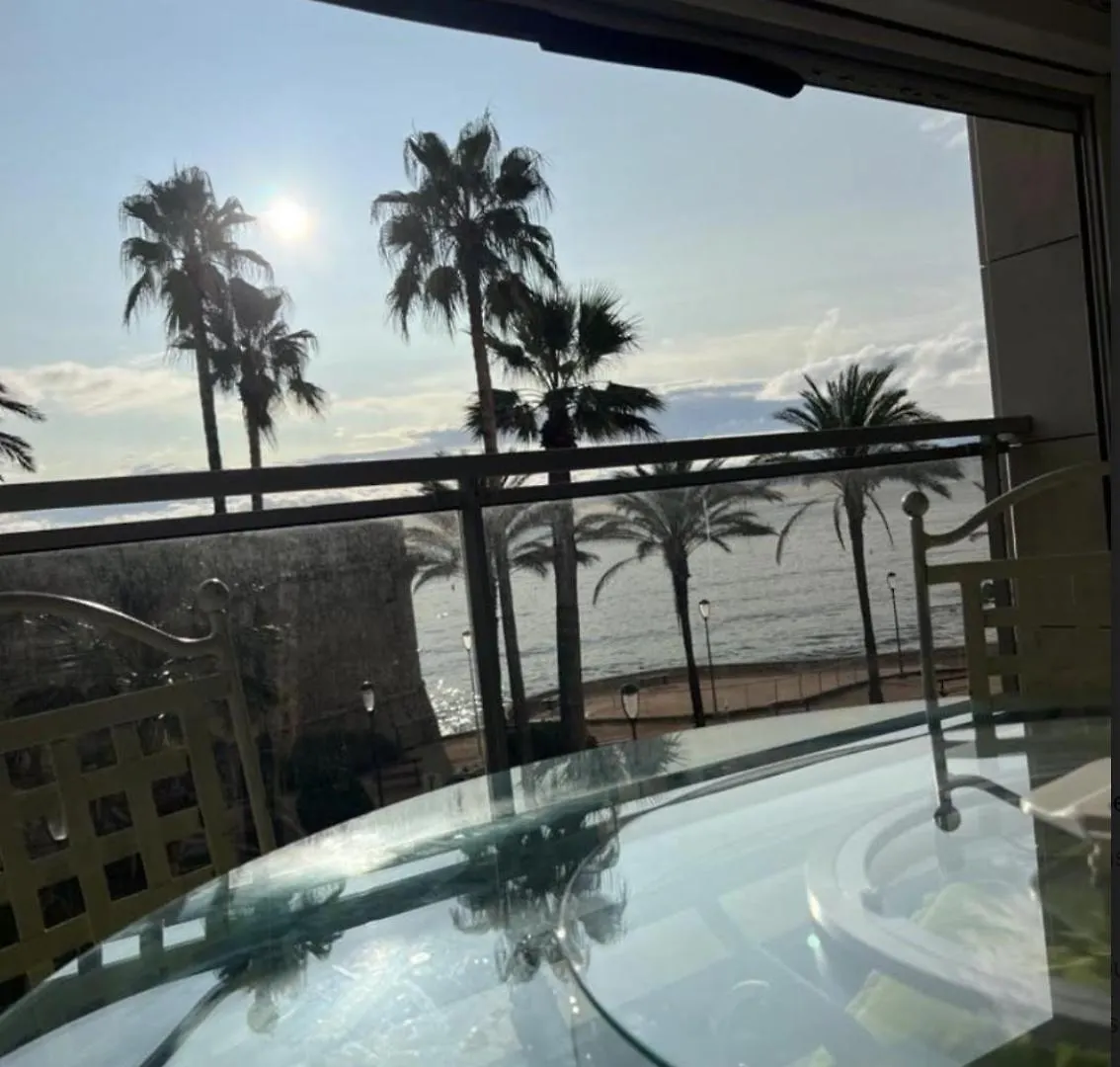 Vue Mer Et Remparts. Entre Vieille Ville Et Plages Antibes