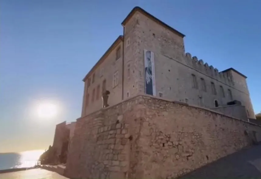 Vue Mer Et Remparts. Entre Vieille Ville Et Plages Antibes 0*,  Francja