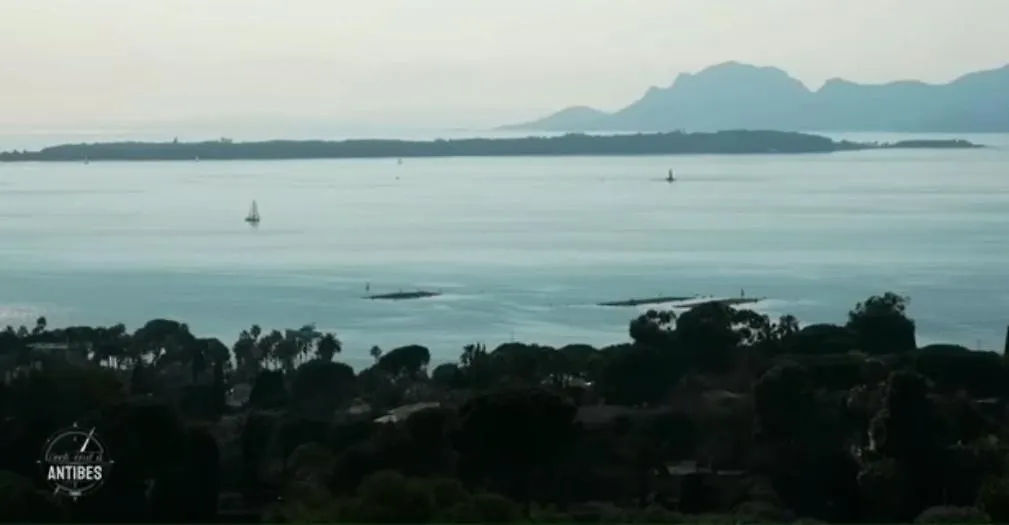 Vue Mer Et Remparts. Entre Vieille Ville Et Plages Antibes Francja