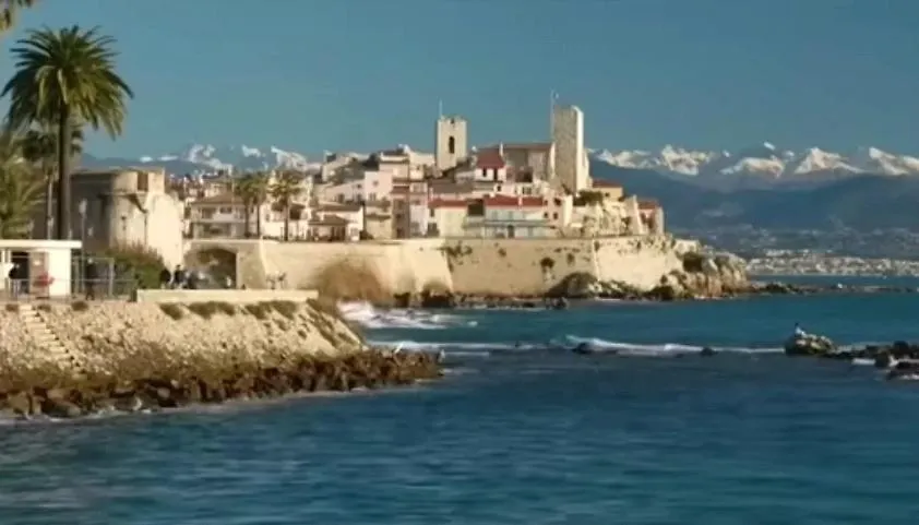 Vue Mer Et Remparts. Entre Vieille Ville Et Plages Antibes